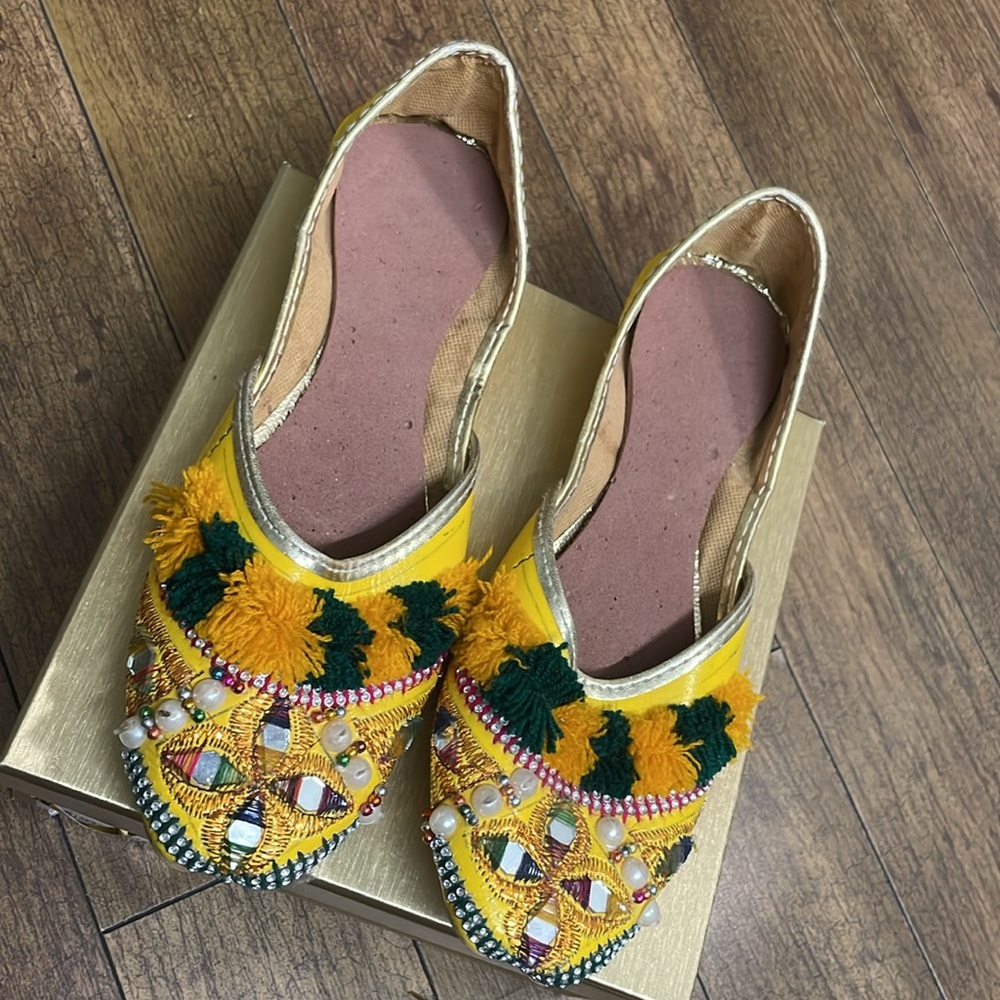 Embroidered Yellow mehndi mayoon pakistani Jutti